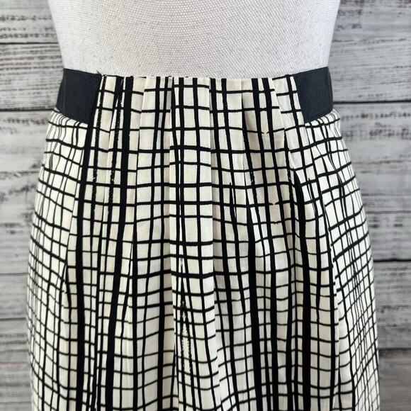 Worthington Skirt size 10 Ivory Black Plaid Pleated Knee A Line Stretch Modest - Picture 4 of 8